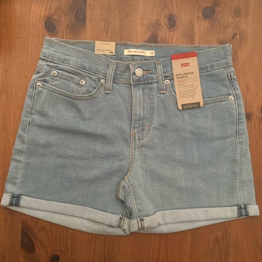 NWT Levi’s Mid-Rise Jean Shorts size 28